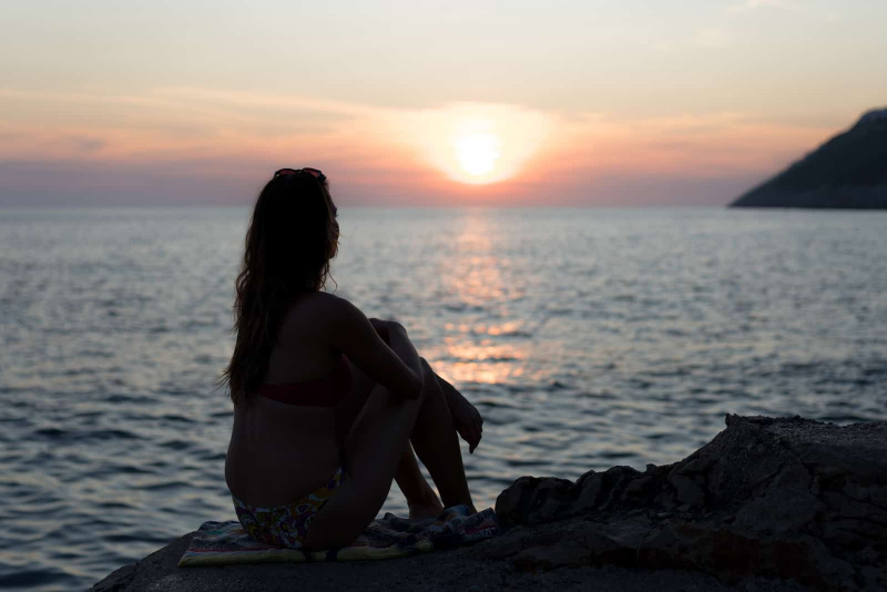   mulher assistindo pôr do sol