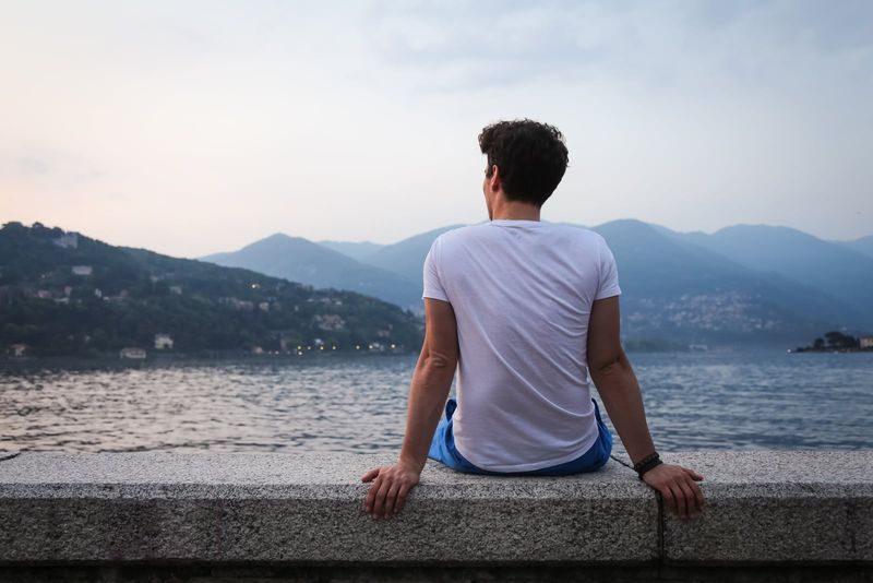 moški gleda pogled na jezero
