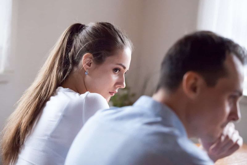   žena pri pohľade na svojho partnera