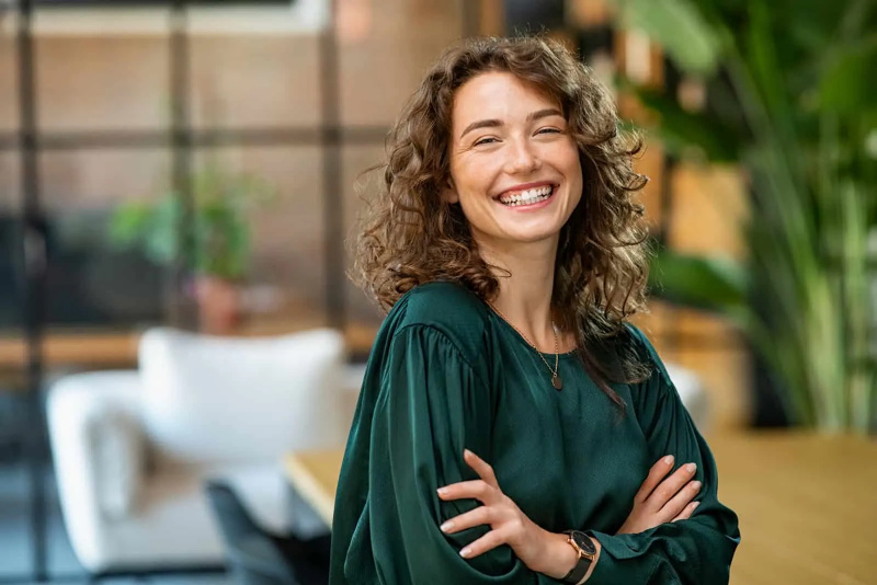 dona d'affari sicura di sé che sorride