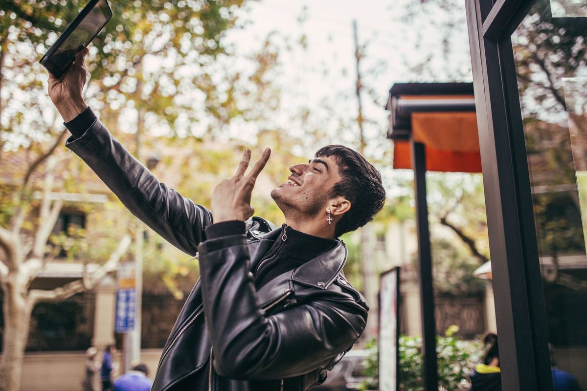 Schönes Selfie mit einem digitalen Tablet