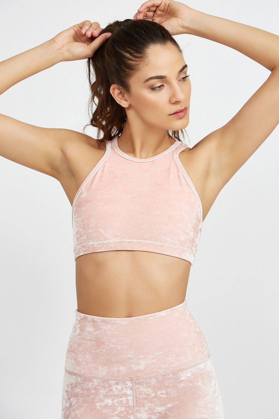Büstenhalter, Kleidung, Taille, Unterwäsche, Schulter, Bauch, Unterwäsche, Haut, Arm, Pink,