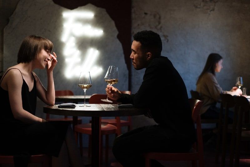 شغل و المرأة، خمر الشرب، بينما، جلس على table