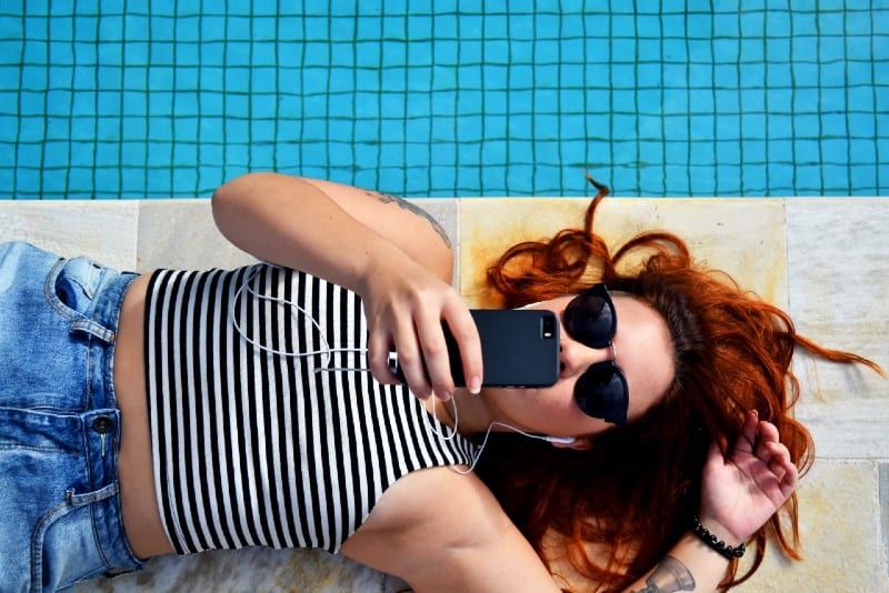 المرأة، ب، النظارات للشمس، الكذب على الأرض، على مقربة من، pool