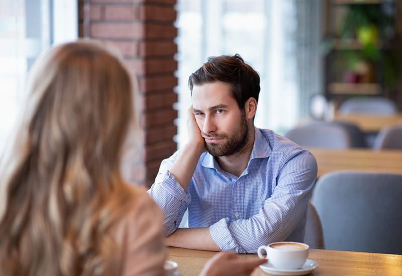pria merasa tidak enak saat mendengarkan seorang wanita duduk bersamanya di kafe