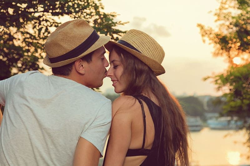 đàn ông hôn mũi phụ nữ
