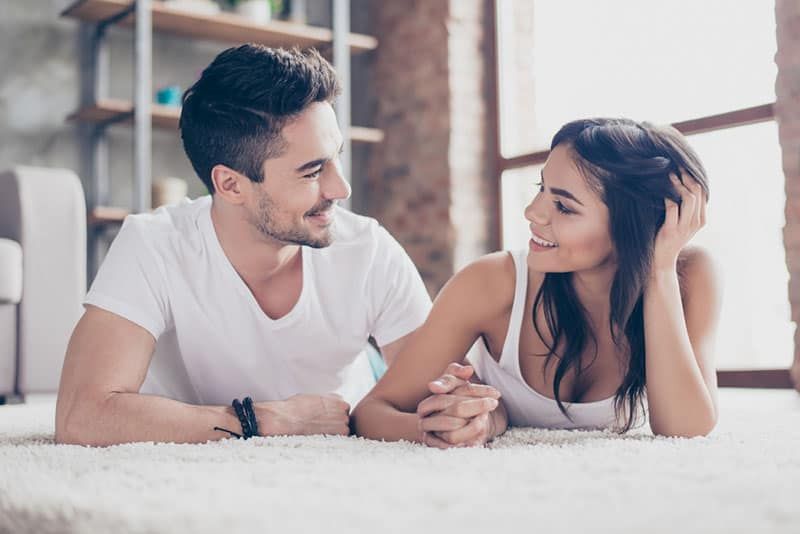 pasangan bahagia jatuh cinta
