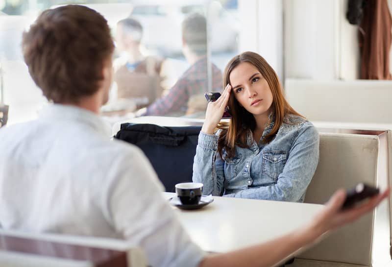 serieuze vrouw die naar man luistert