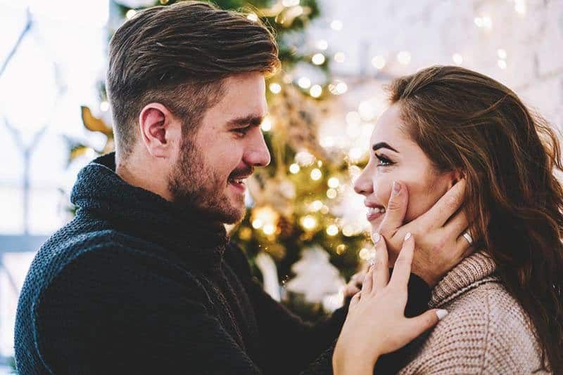 الزوجان في الحب ينظران إلى بعضهما البعض