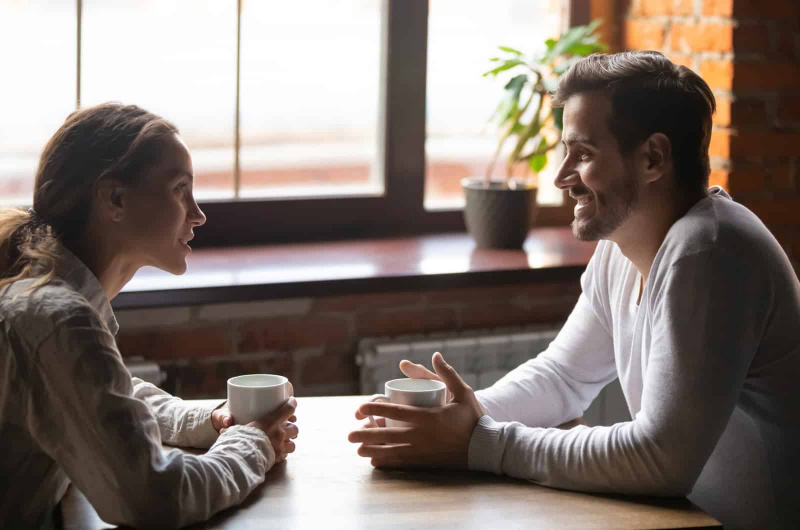   Paar spricht im Café