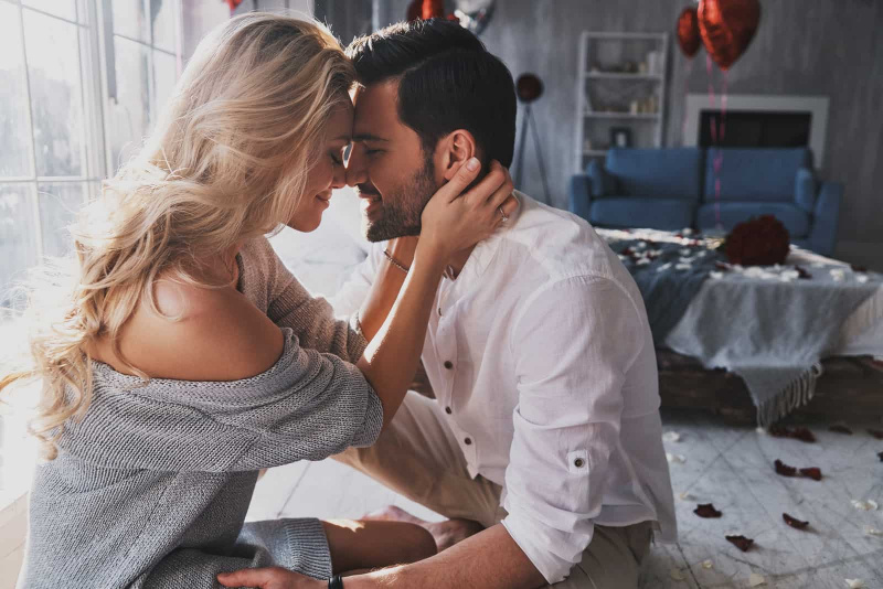   casal atraente se inclinando para um beijo