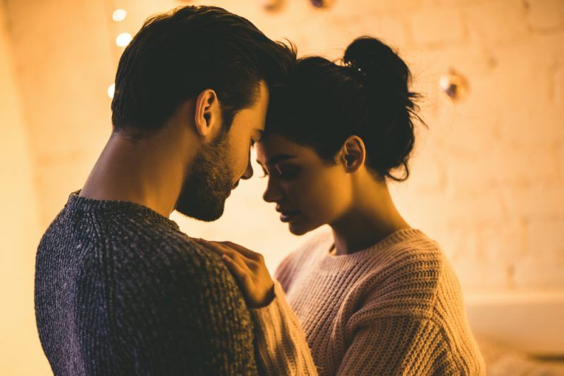 casal vestindo blusas abraçando