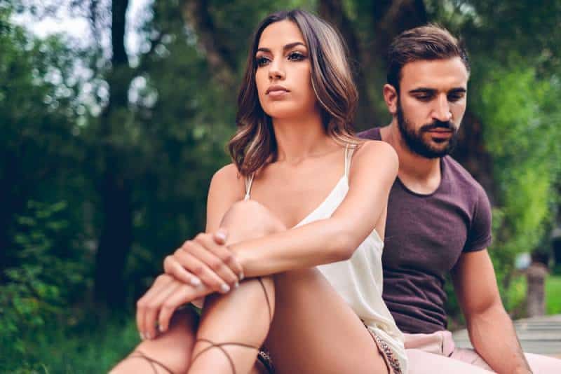 Ένα λυπημένο ζευγάρι κάθεται στο πάρκο και σκέφτεται