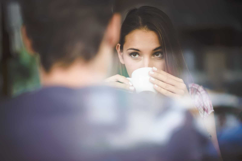   pria dan wanita pada kencan kopi, bercakap-cakap