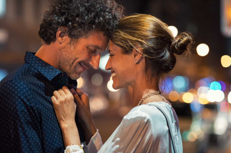   χήρα γυναίκα που χαμογελά στον άνδρα's embrace which is a sign she's ready to date