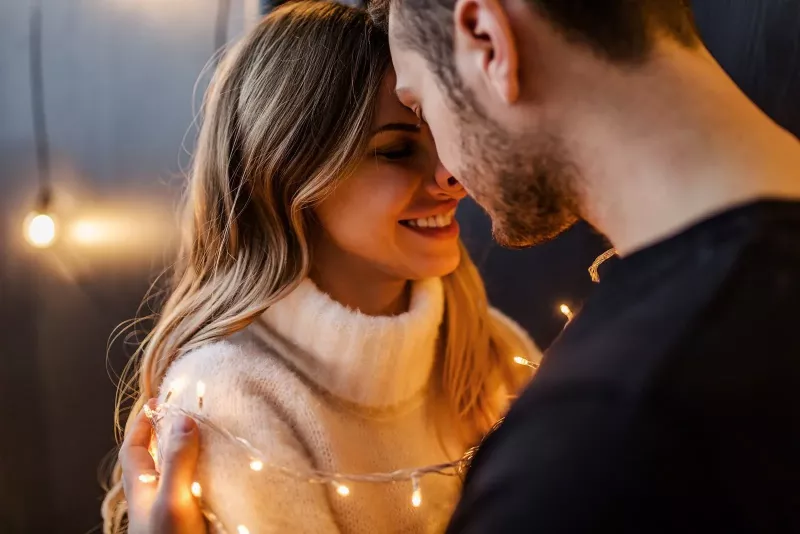   romantik çift odada sarılıyor