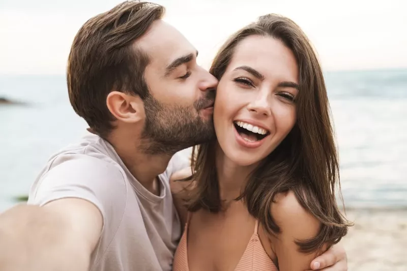   kadını yanağından öpen adam