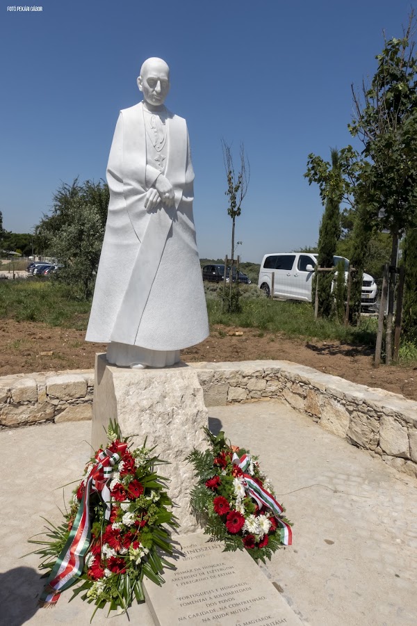 Estátua do Cardeal Mindszenty
