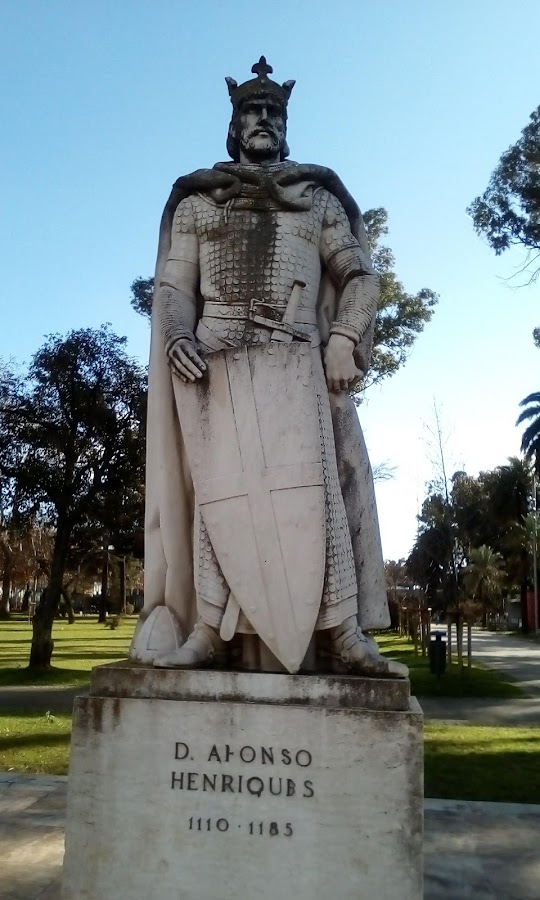 Estátua de pedra de D. Afonso Henriques foto 2