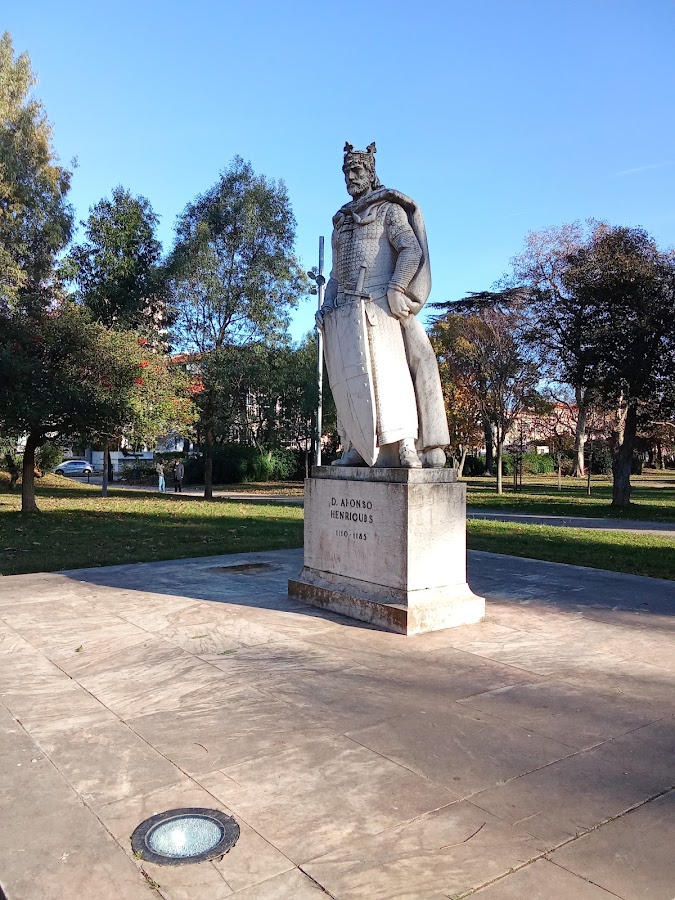 Estátua de pedra de D. Afonso Henriques foto 4
