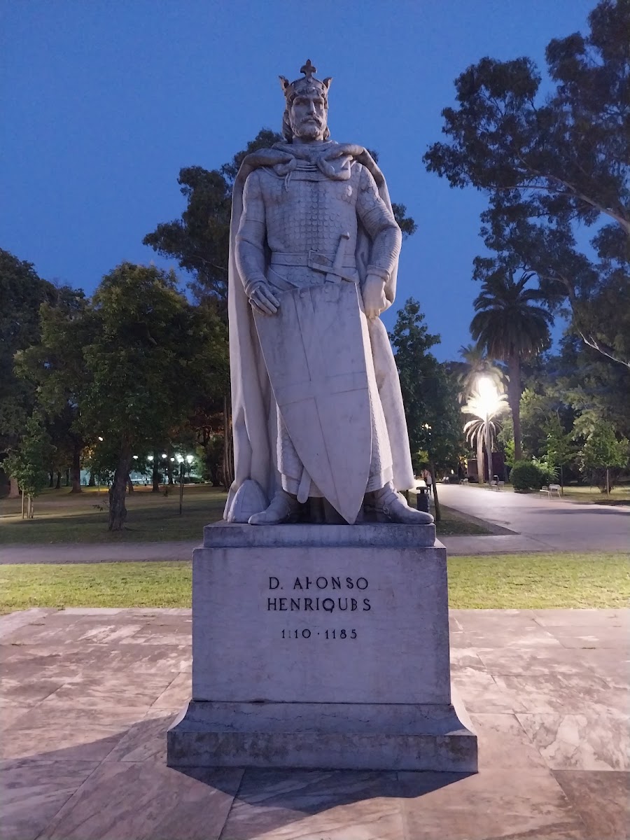 Estátua de pedra de D. Afonso Henriques foto 5