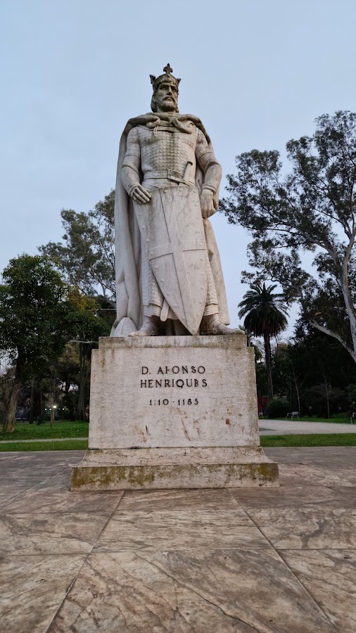 Estátua de pedra de D. Afonso Henriques foto 8