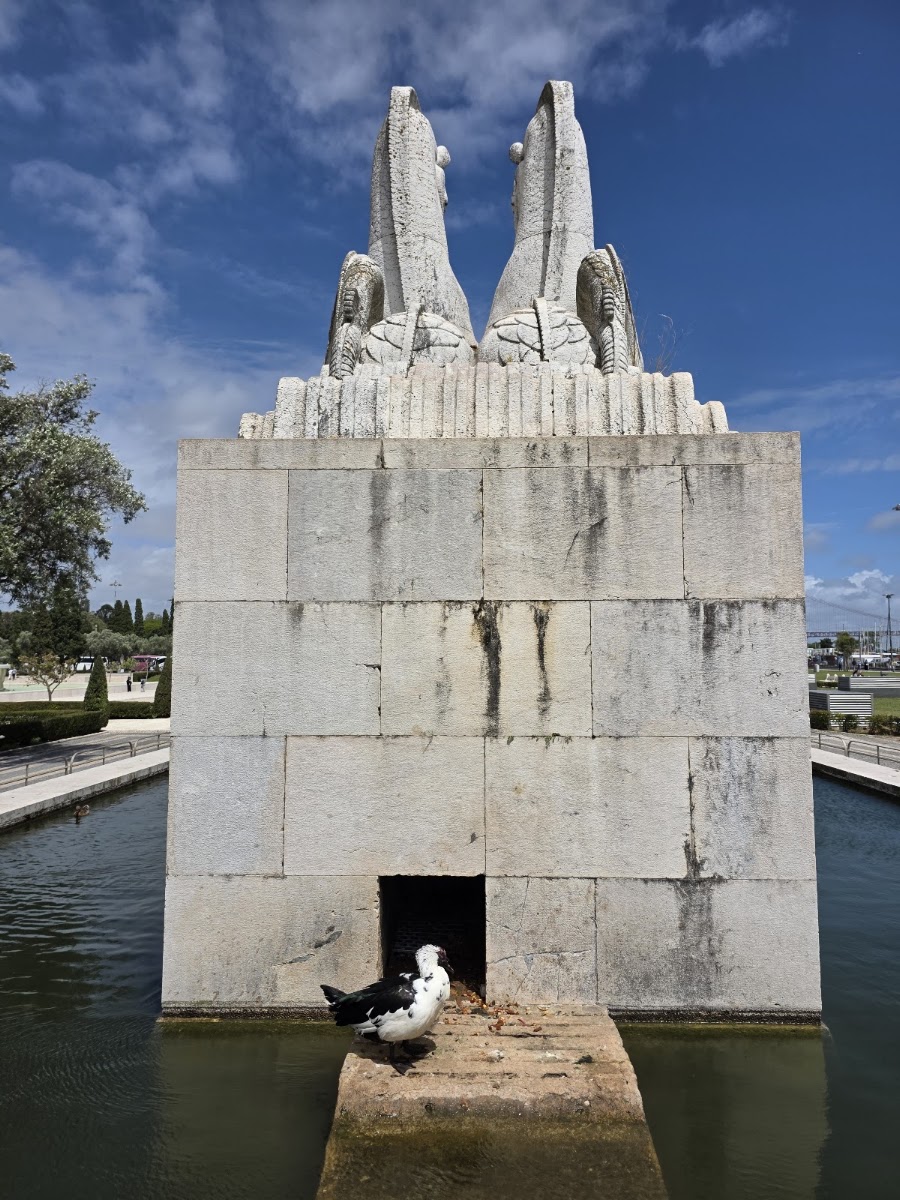 Escultura dos Cavalos Marinhos foto 3