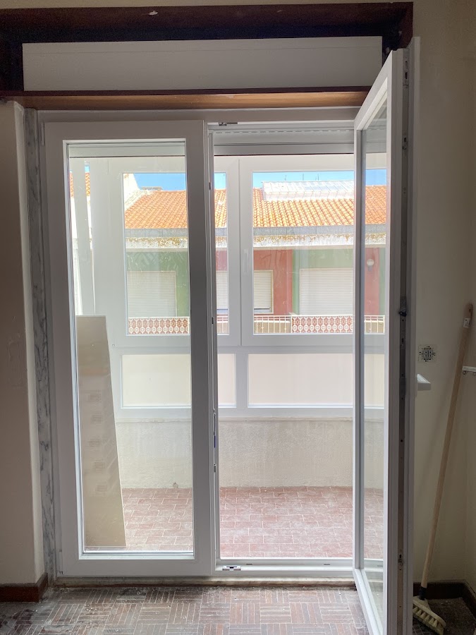 SKLO — Janelas de Madeira, PVC e Alumínio